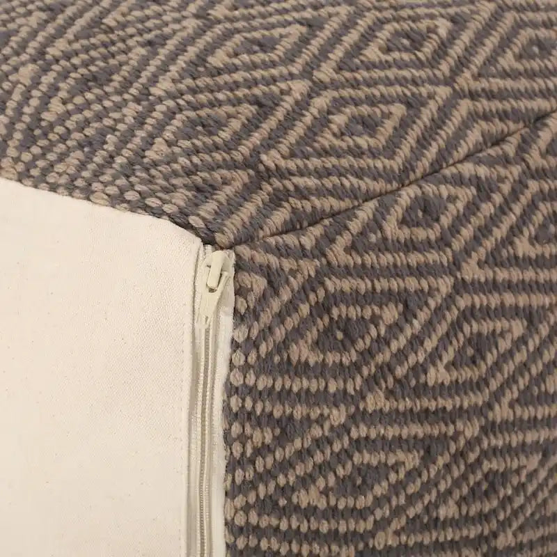 Pouf a cubo in cotone Boven, realizzato a mano, di Christopher Knight Home