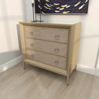 Comodino Comò con Pannello Anteriore Tappezzato in Legno, 3 Cassetti, Top a Specchio e Maniglie ad Anello - Beige - Roche River Decor