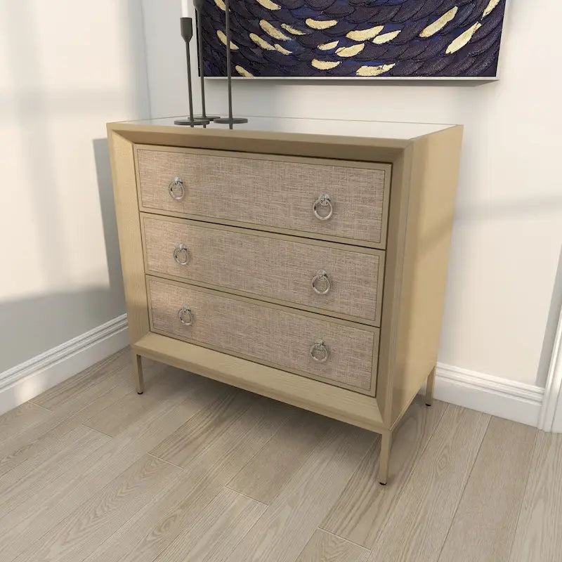 Comodino Comò con Pannello Anteriore Tappezzato in Legno, 3 Cassetti, Top a Specchio e Maniglie ad Anello - Beige - Roche River Decor
