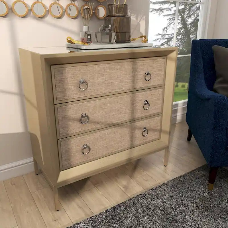 Comodino Comò con Pannello Anteriore Tappezzato in Legno, 3 Cassetti, Top a Specchio e Maniglie ad Anello - Beige - Roche River Decor