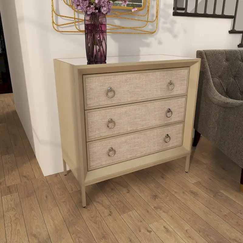Comodino Comò con Pannello Anteriore Tappezzato in Legno, 3 Cassetti, Top a Specchio e Maniglie ad Anello - Beige - Roche River Decor