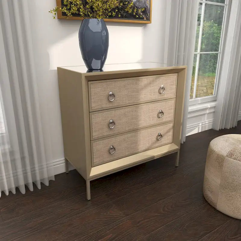 Comodino Comò con Pannello Anteriore Tappezzato in Legno, 3 Cassetti, Top a Specchio e Maniglie ad Anello - Beige - Roche River Decor