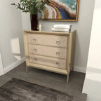Comodino Comò con Pannello Anteriore Tappezzato in Legno, 3 Cassetti, Top a Specchio e Maniglie ad Anello - Beige - Roche River Decor