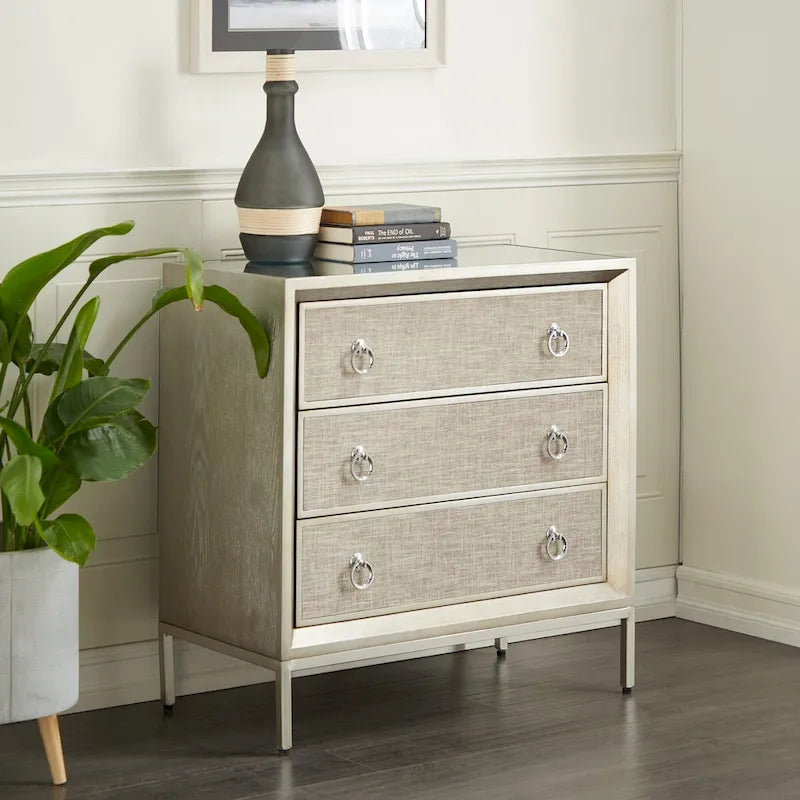 Comodino Comò con Pannello Anteriore Tappezzato in Legno, 3 Cassetti, Top a Specchio e Maniglie ad Anello - Beige - Roche River Decor