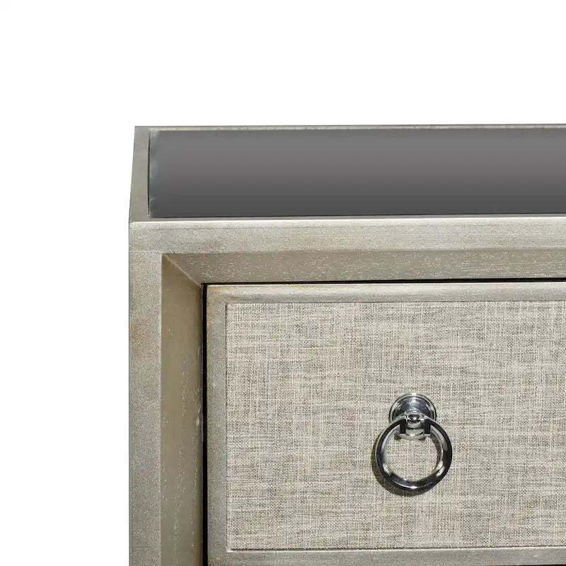 Comodino Comò con Pannello Anteriore Tappezzato in Legno, 3 Cassetti, Top a Specchio e Maniglie ad Anello - Beige - Roche River Decor
